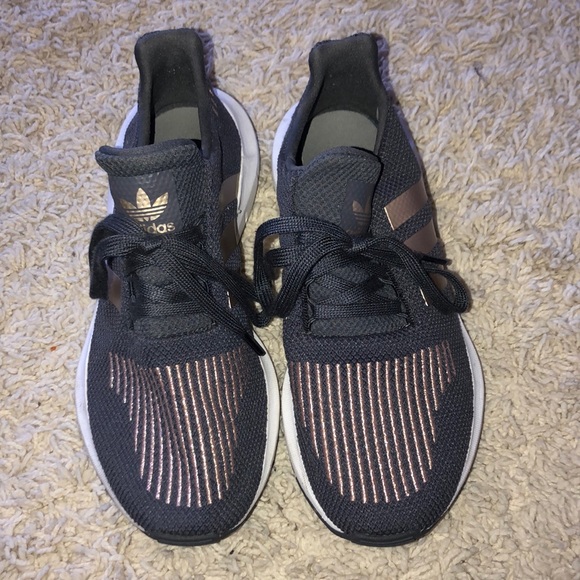 Adidas tennis shoes - Picture 1 of 5